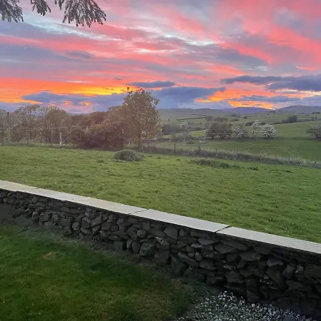 بيت للعطل Cosy Country With Log Fireplace And Views *