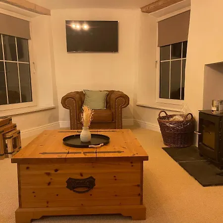 Cosy Country With Log Fireplace And Views 肯德尔