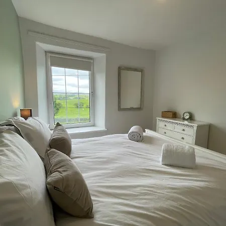 Cosy Country With Log Fireplace And Views 度假居