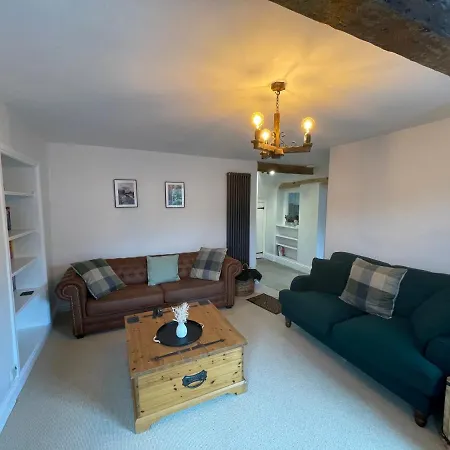 Cosy Country With Log Fireplace And Views 肯德尔