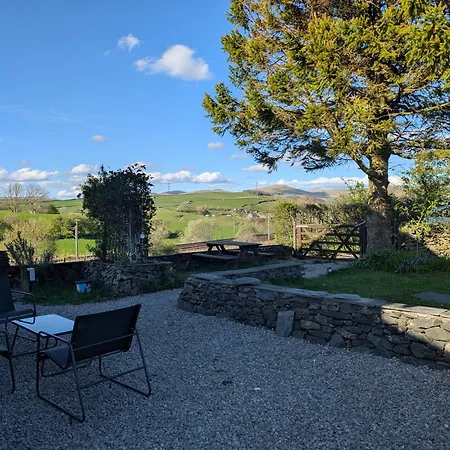 Cosy Country With Log Fireplace And Views * 肯德尔